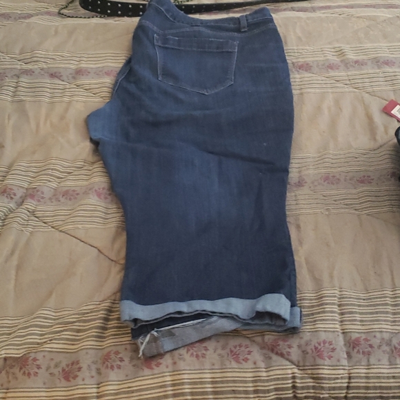 Simply Vera Denim Capris - Picture 5 of 5